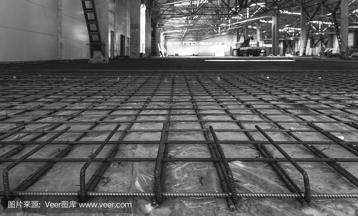 一间工业厂房内准备浇筑混凝土的地板钢筋框架,黑白照片